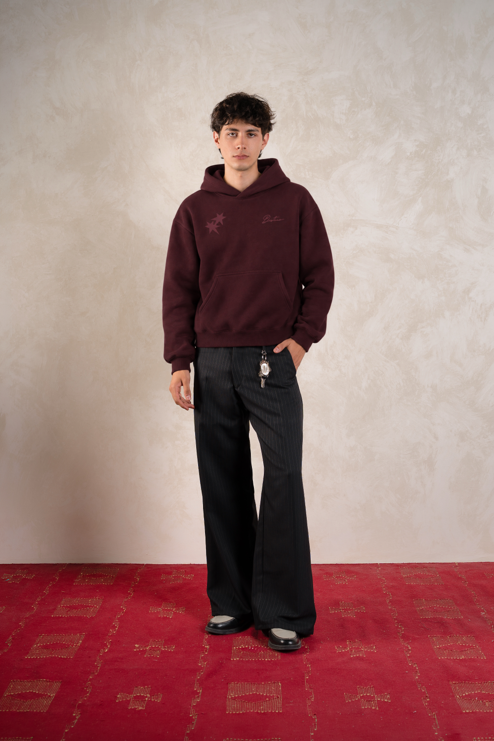 All My Fears Hoodie Burgundy — Modelo frente