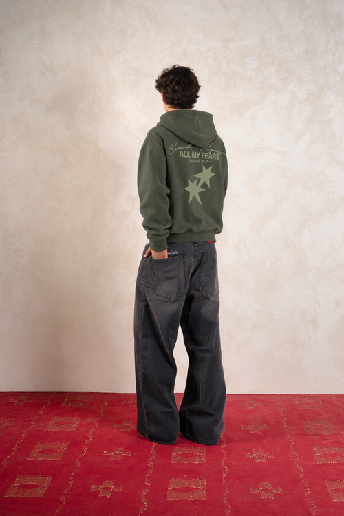 All My Fears Hoodie Green Forest — Modelo espalda