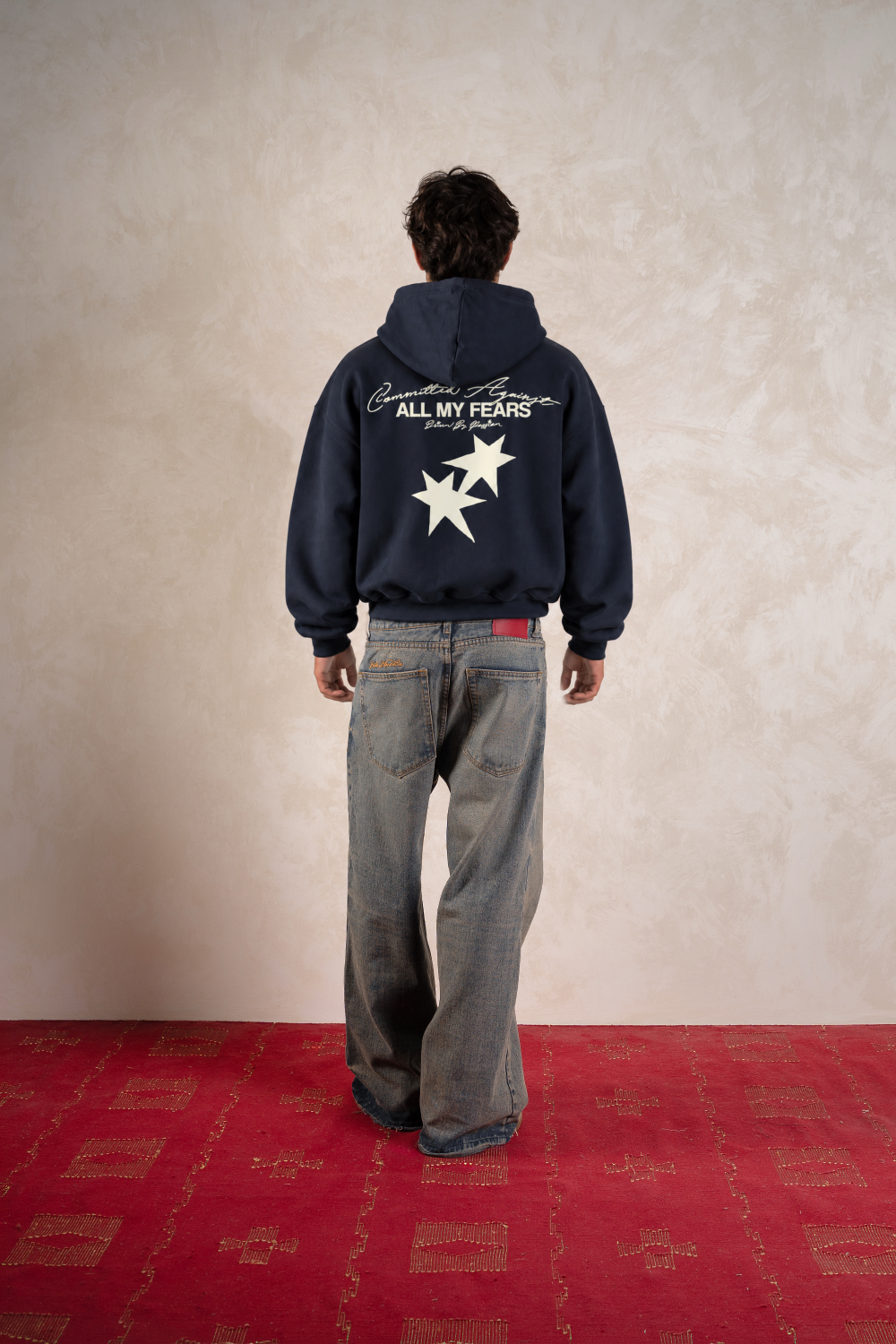 All My Fears Hoodie Midnight Blue — Modelo espalda