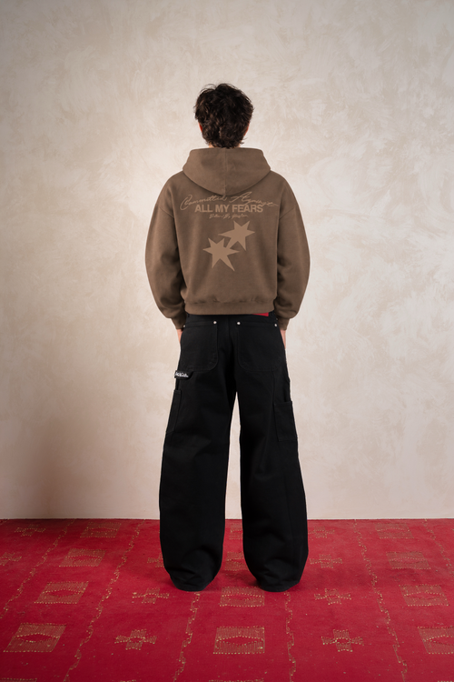 All My Fears Hoodie Mocha Brown — Modelo espalda