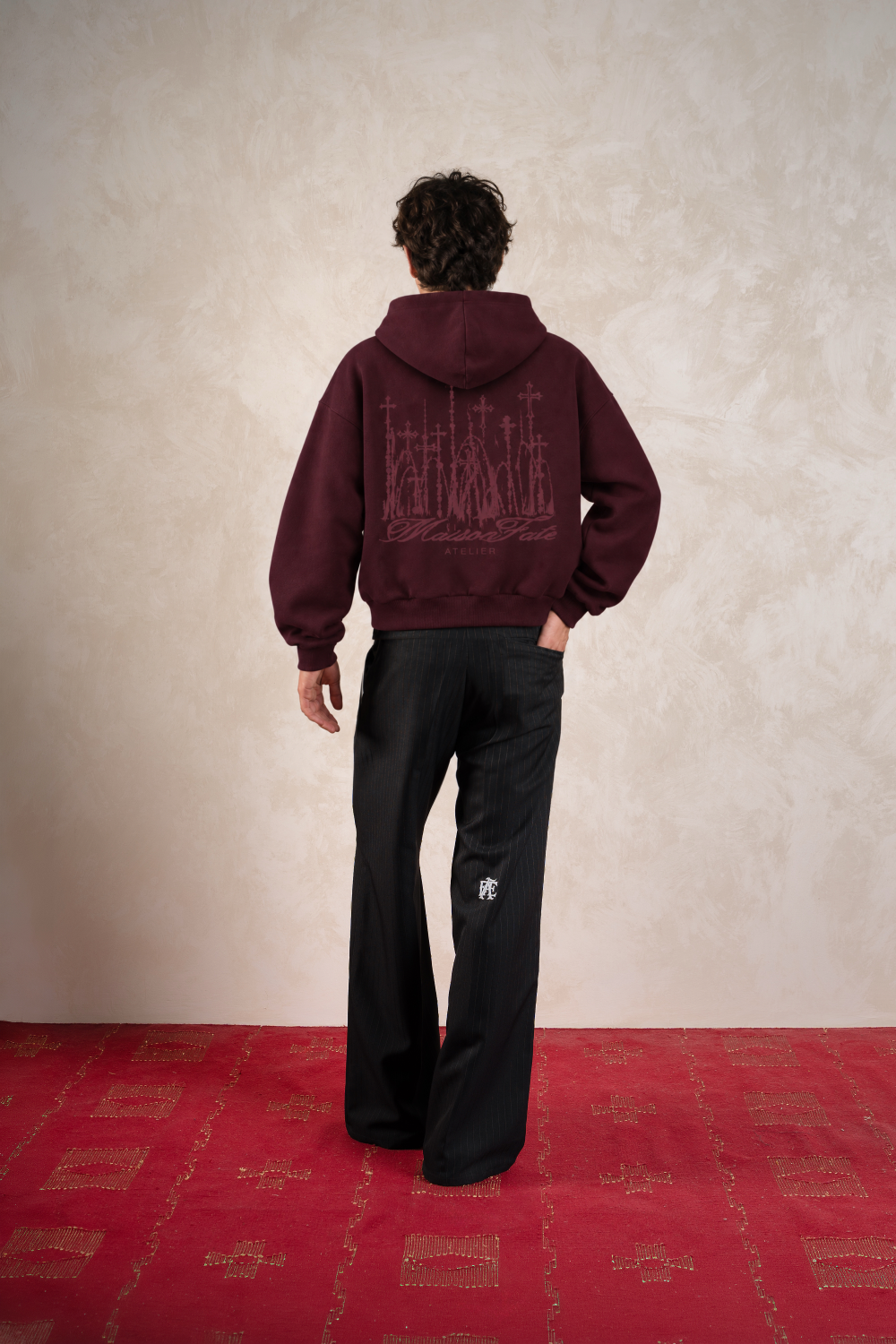 Cathedral Hoodie Burgundy — Modelo espalda