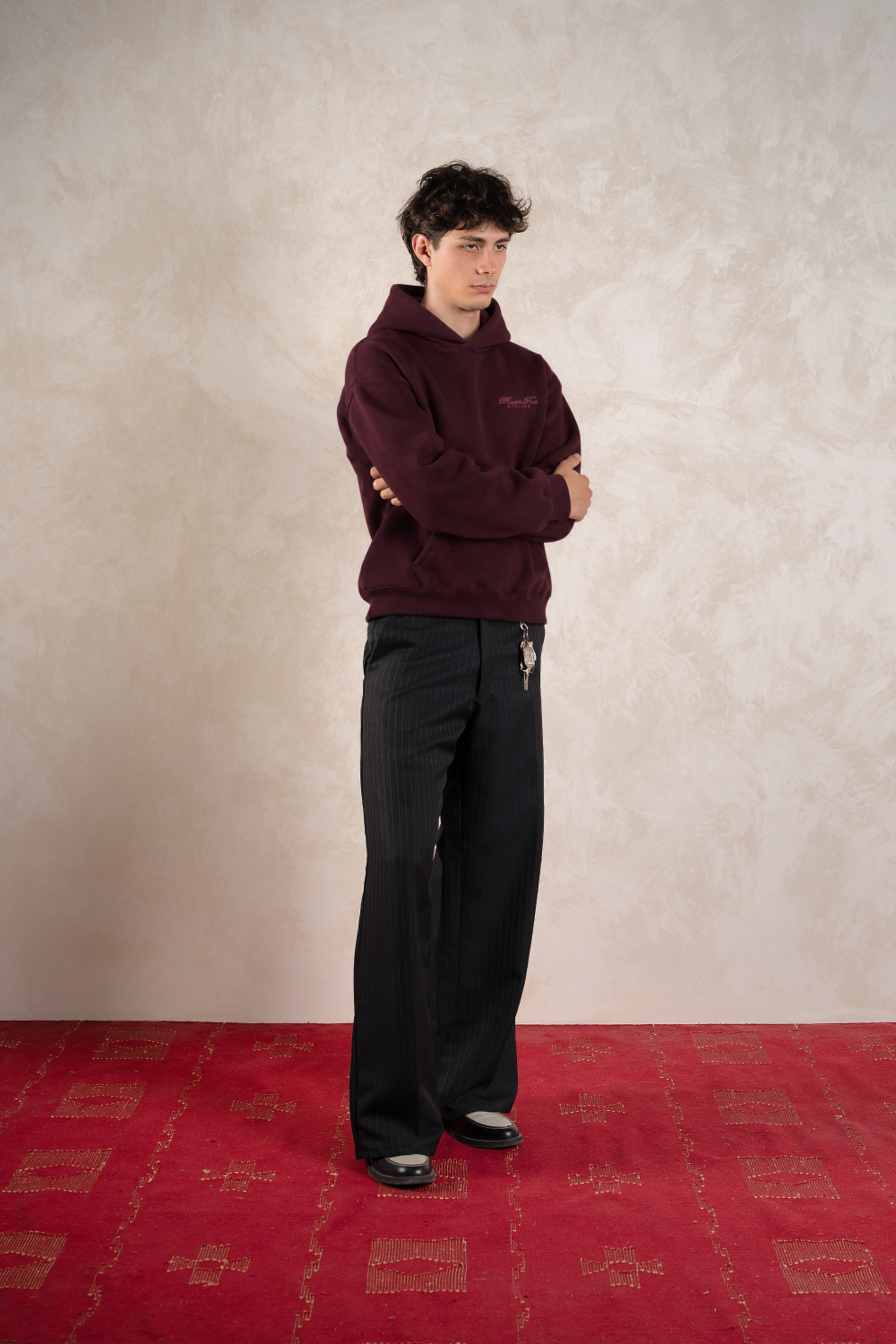 Cathedral Hoodie Burgundy — Modelo frente