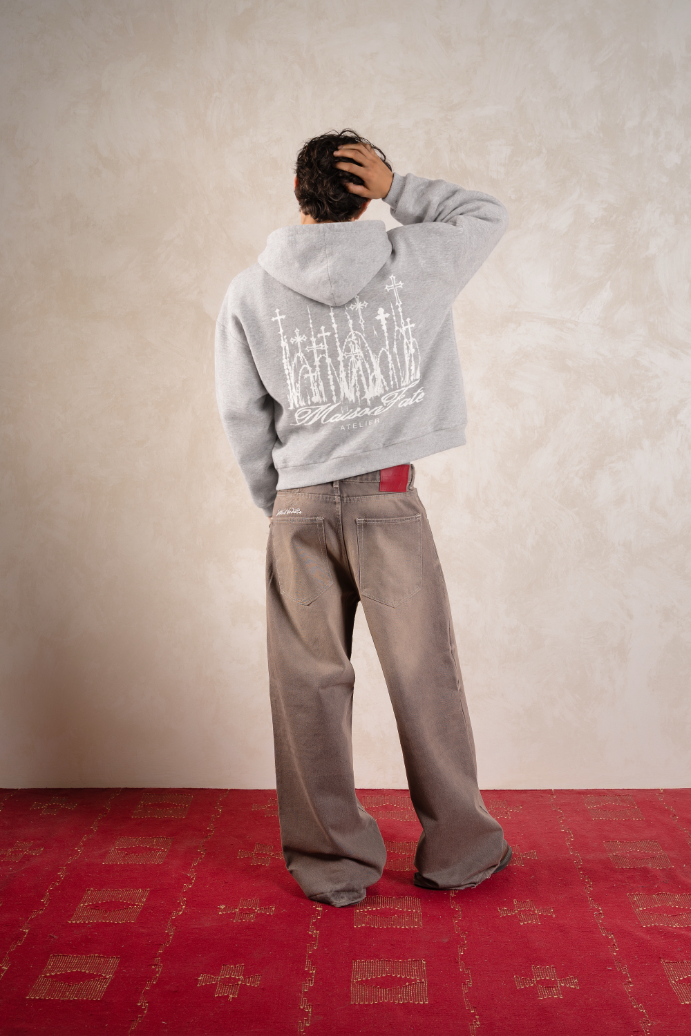Cathedral Hoodie Jasper Grey — Modelo espalda