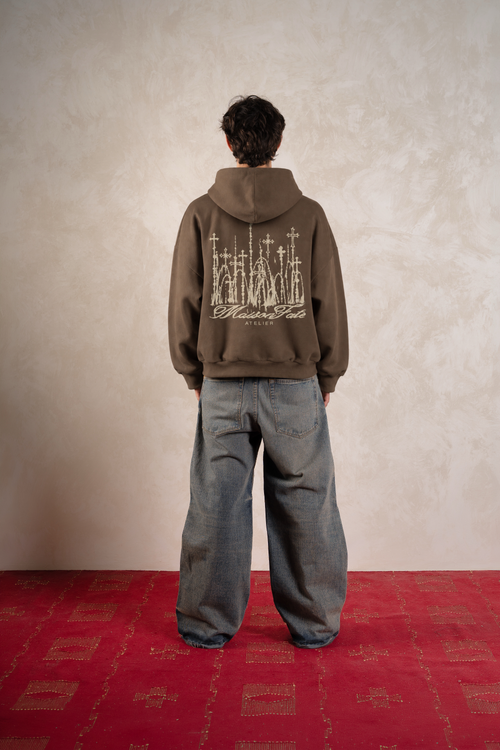 Cathedral Hoodie Mocha Brown — Modelo espalda
