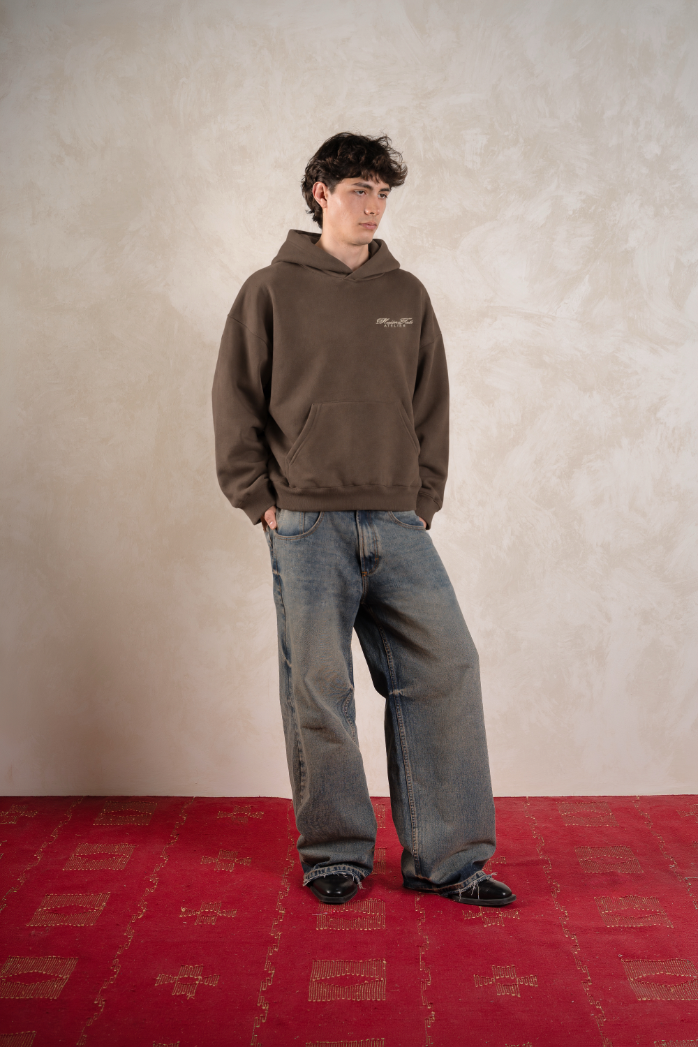 Cathedral Hoodie Mocha Brown — Modelo frente