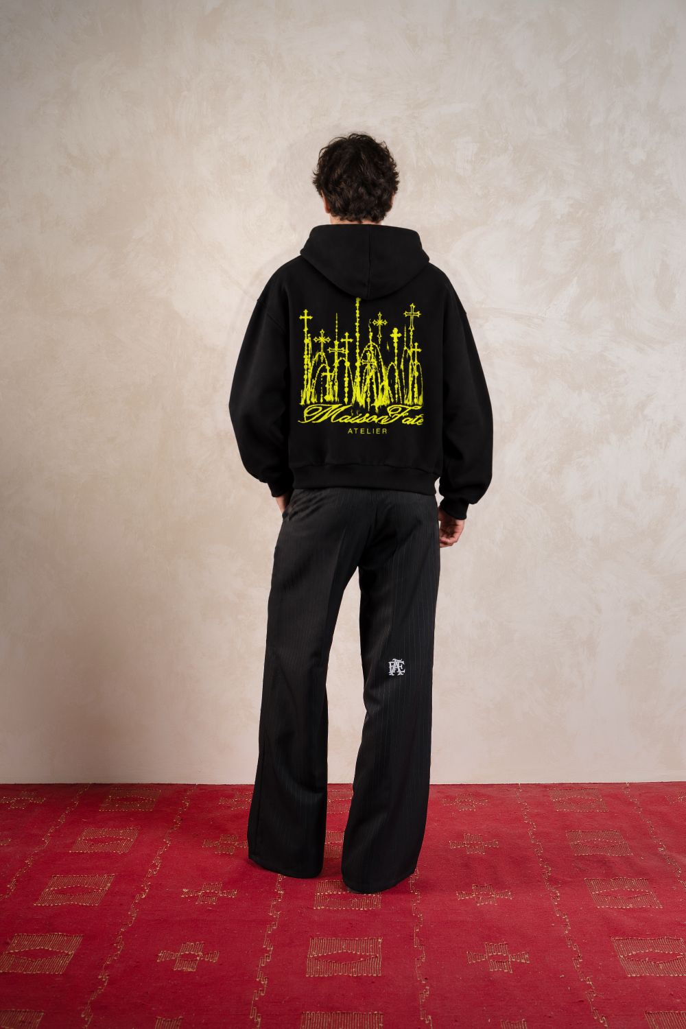 Cathedral Hoodie Vantablack — Modelo espalda