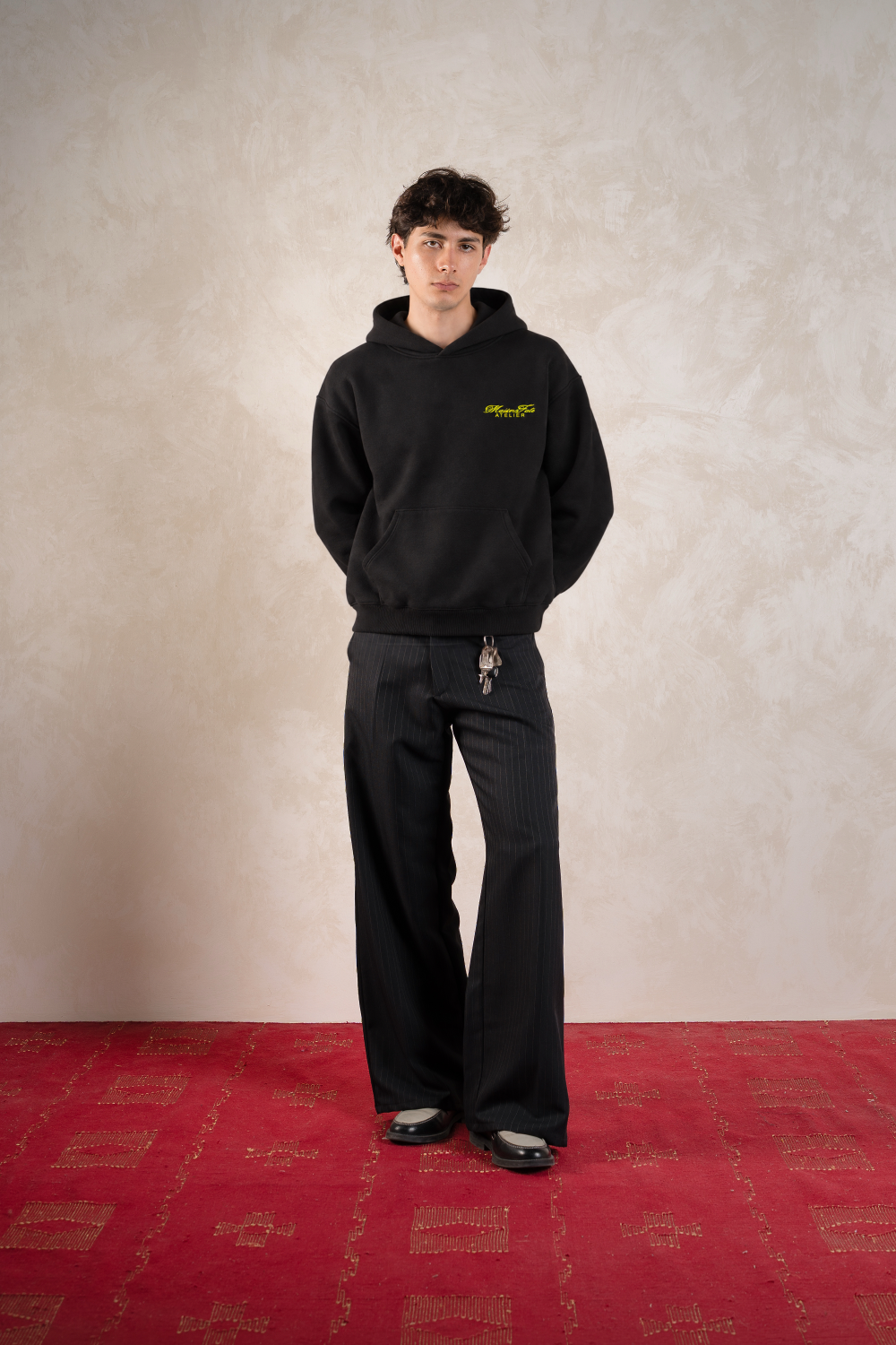 Cathedral Hoodie Vantablack — Modelo frente