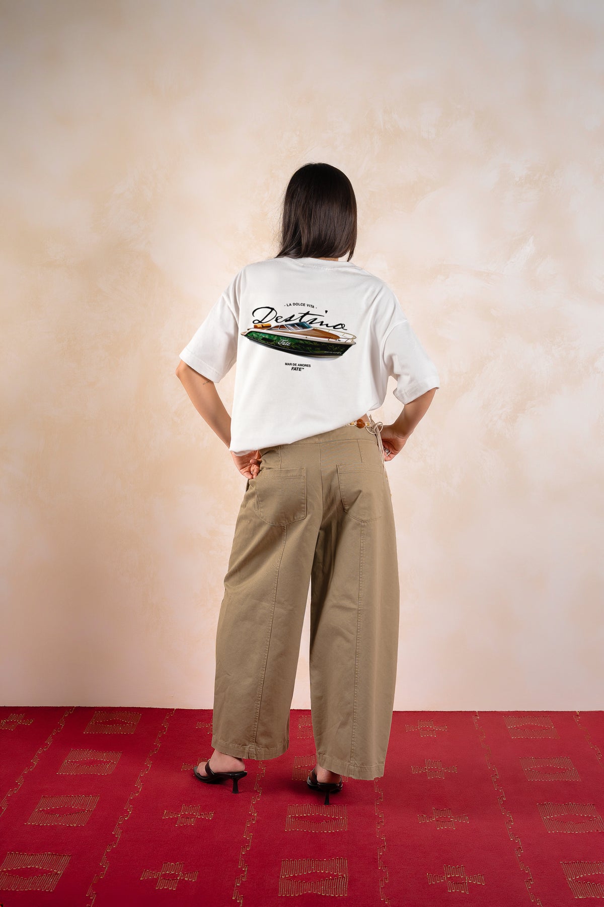 Dolce Vita Tee Ivory — Editorial FATE · Espalda · Lookbook 2026-09-21