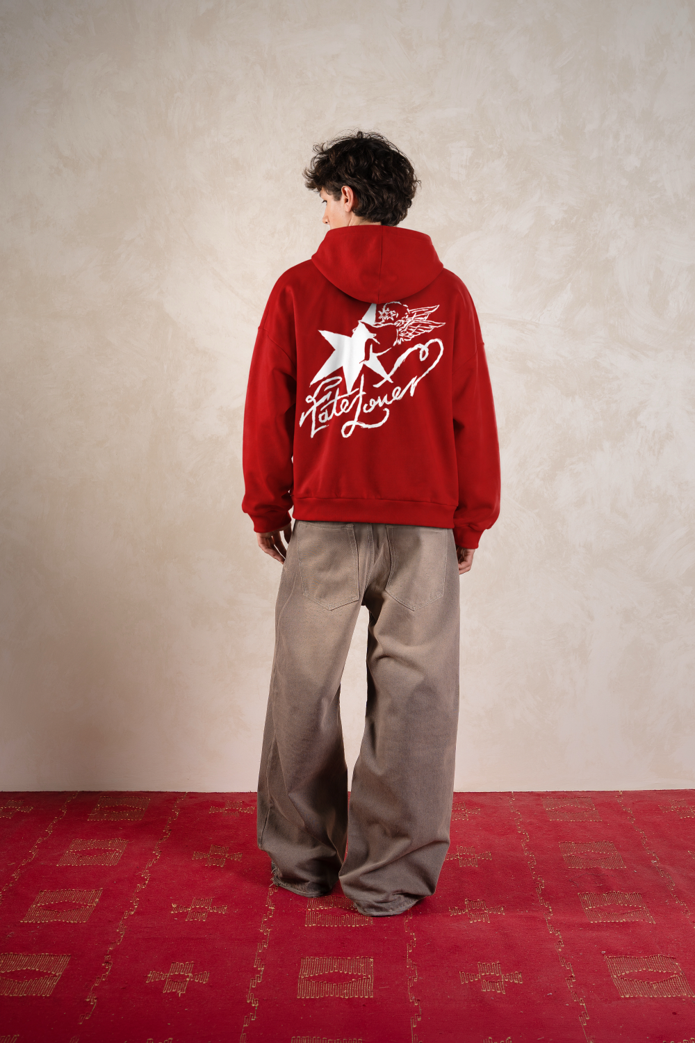 Fate Lover Spark Hoodie Cherry Red — Modelo espalda