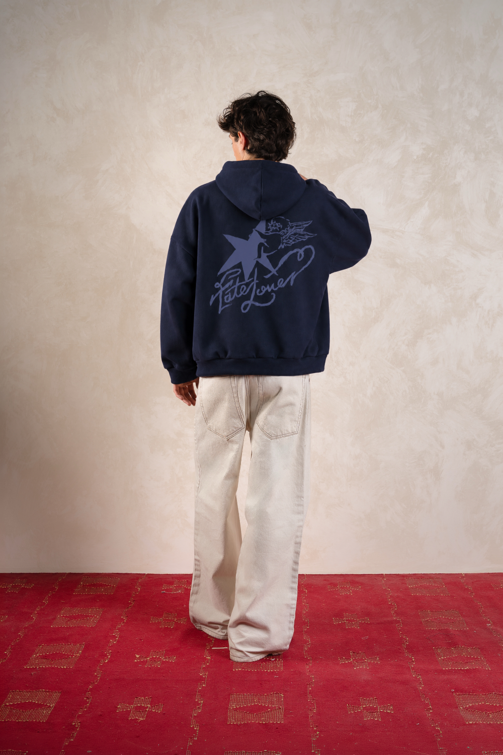 Fate Lover Spark Hoodie Midnight Blue — Modelo espalda