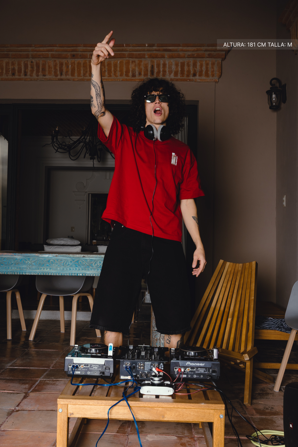 Jet Set Hotel Tee Red · 05