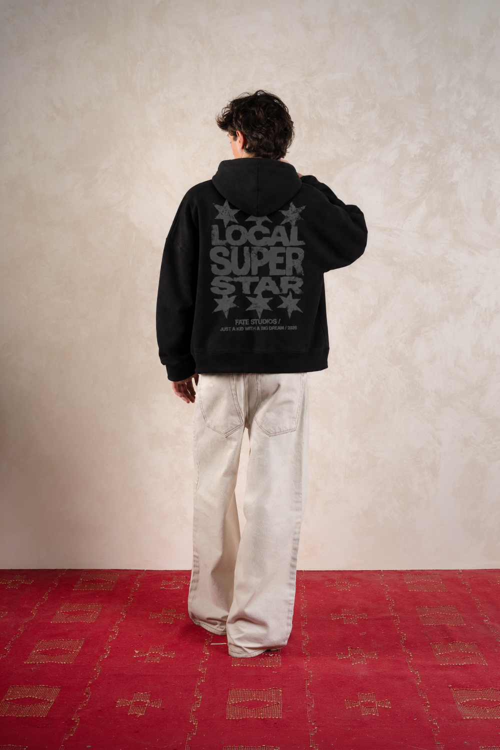 Local Super Star Black&Black Hoodie Vantablack — Modelo espalda