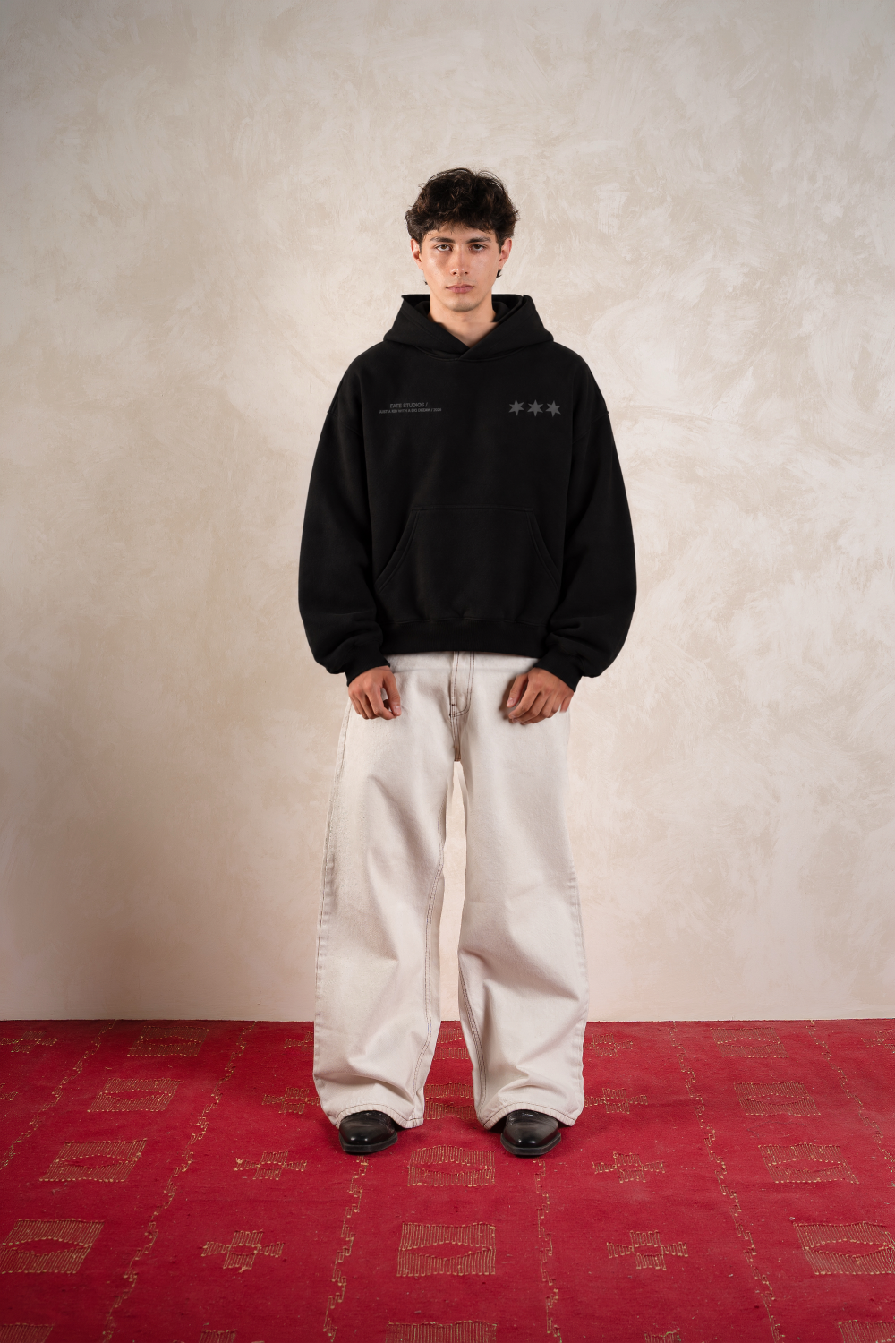 Local Super Star Black&Black Hoodie Vantablack — Modelo frente