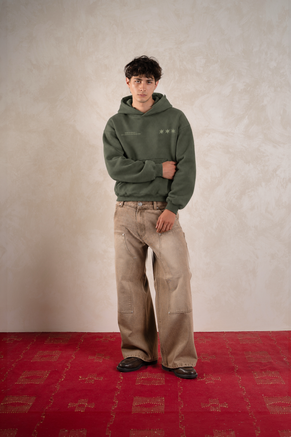 Local Super Star Hoodie Green Forest — Modelo frente