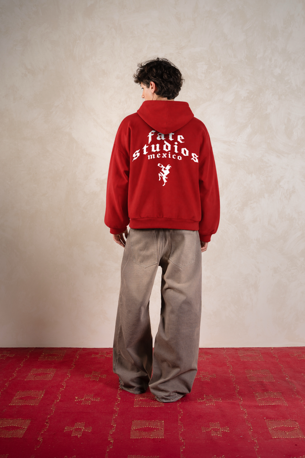 Mexico 77 Hoodie Cherry Red — Modelo espalda