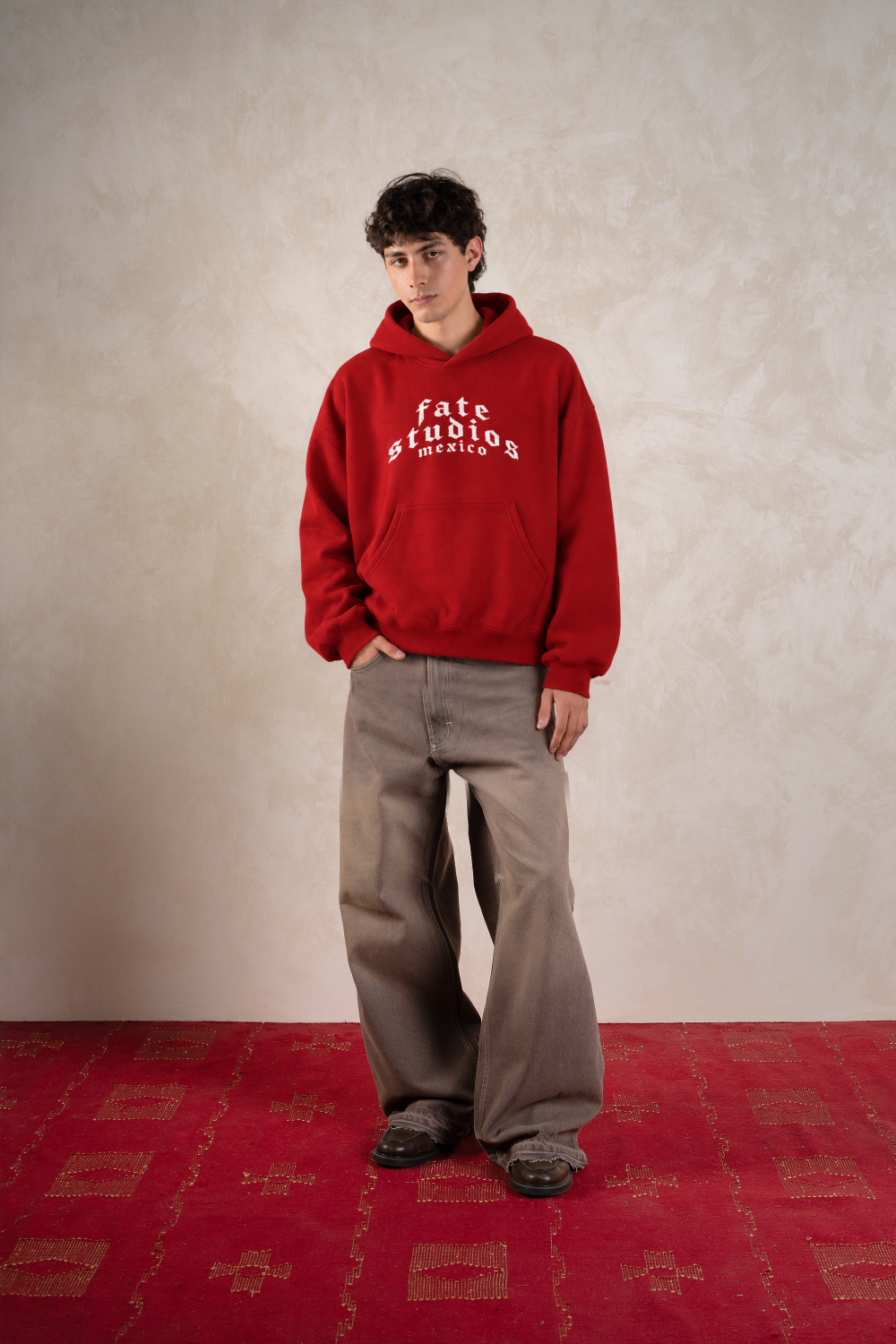 Mexico 77 Hoodie Cherry Red — Modelo frente