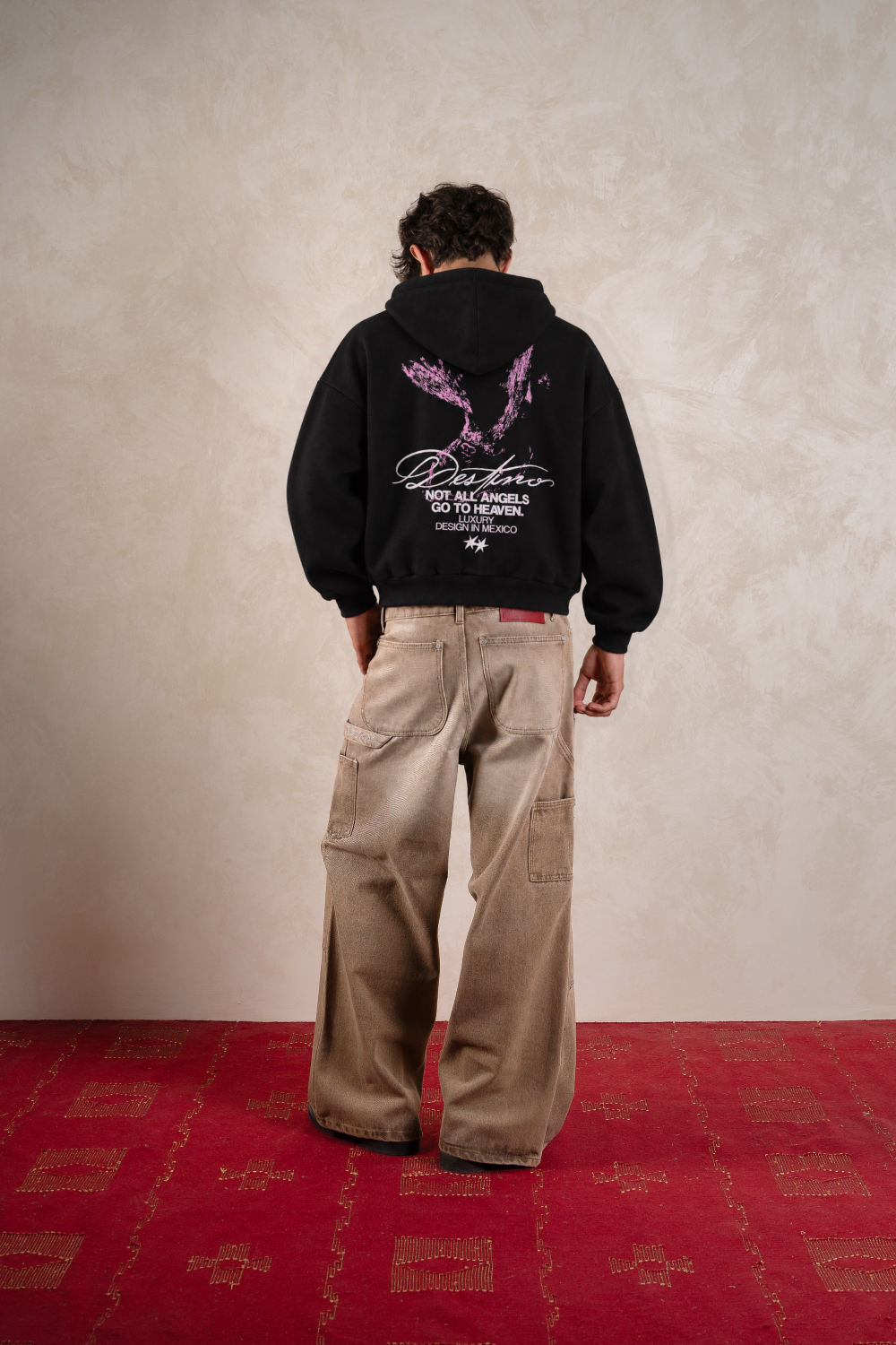 Not All Angels Hoodie Vantablack — Modelo espalda