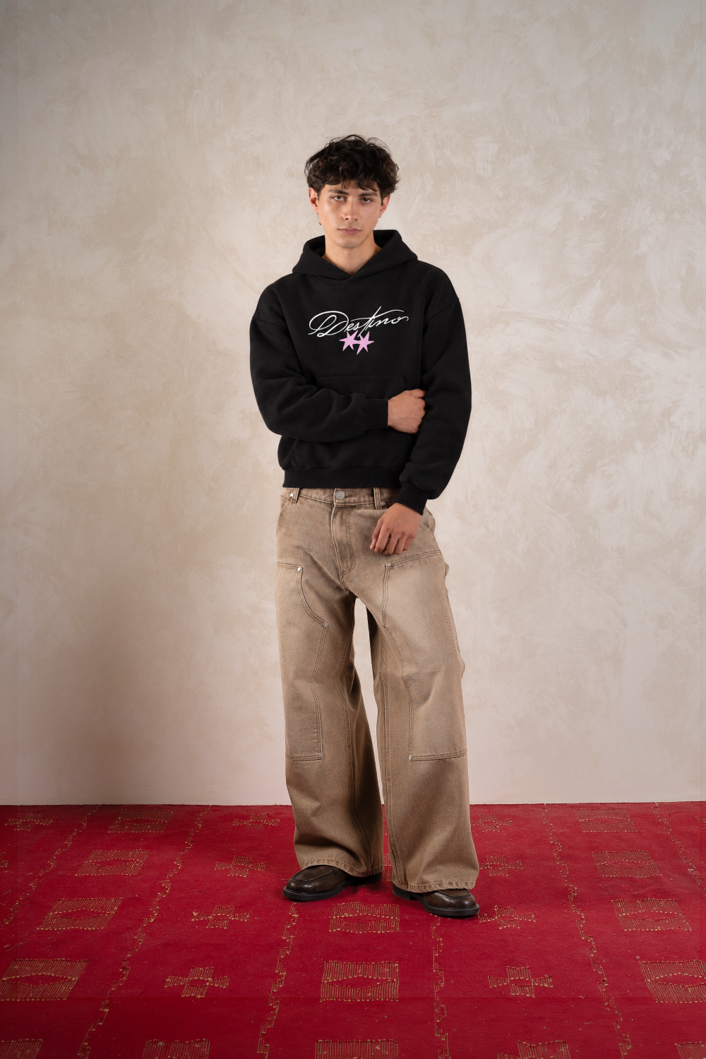 Not All Angels Hoodie Vantablack — Modelo frente