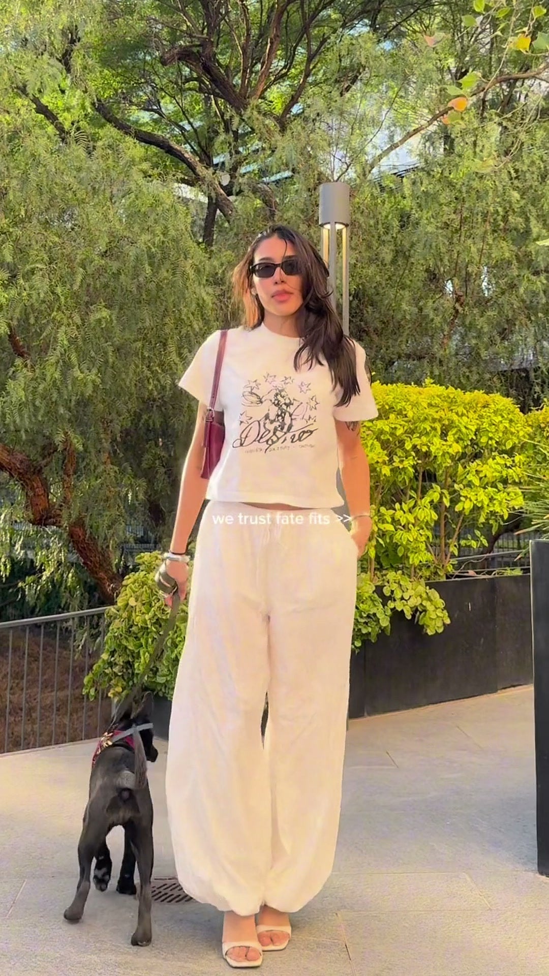 Look FATE con playera blanca