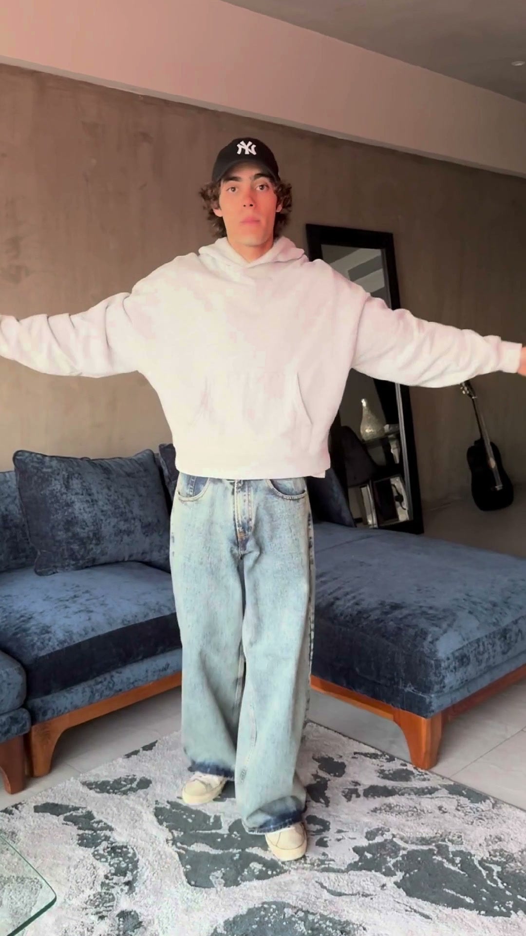 Look FATE con hoodie blanco y jeans