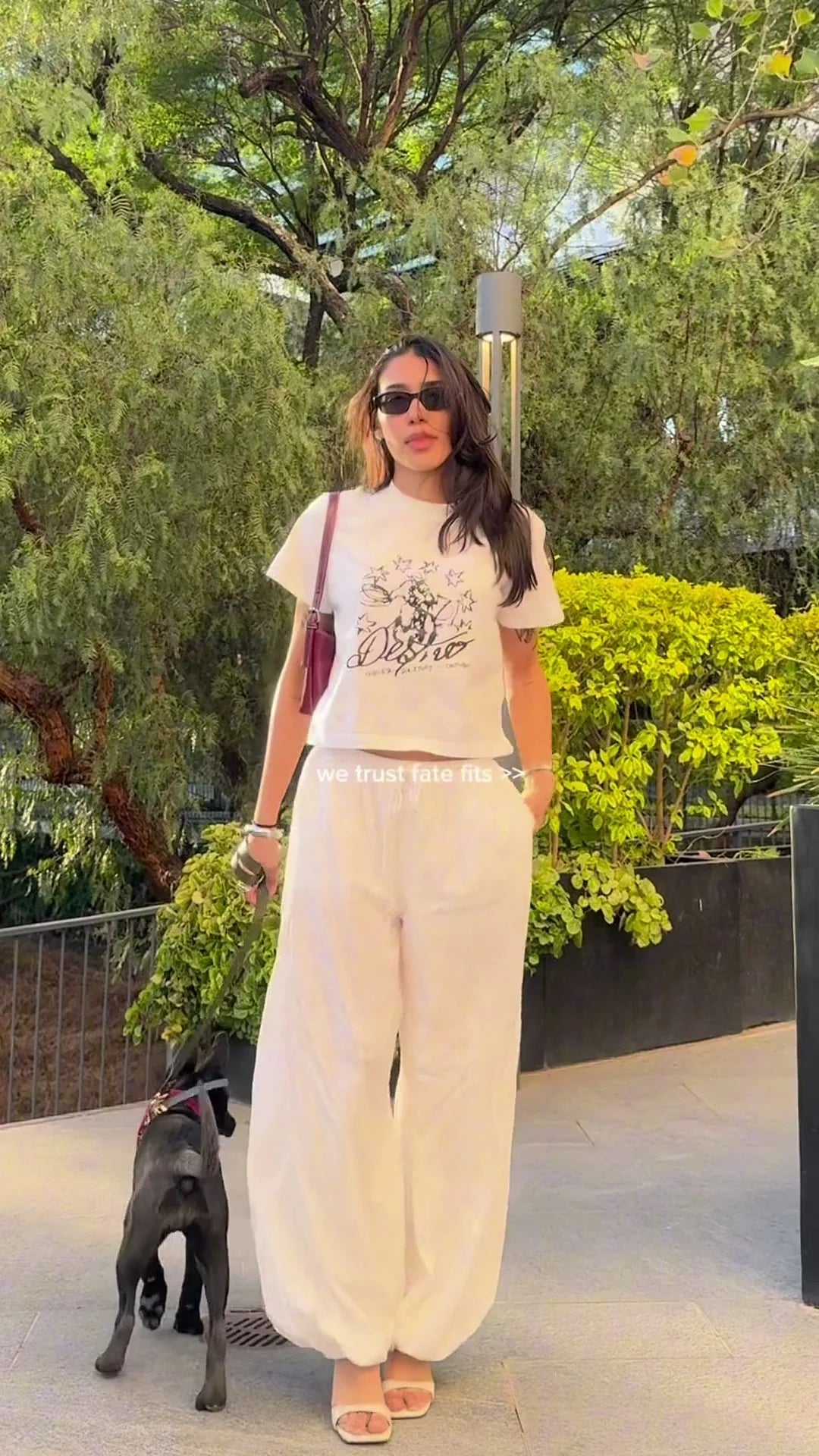 Look FATE con playera blanca