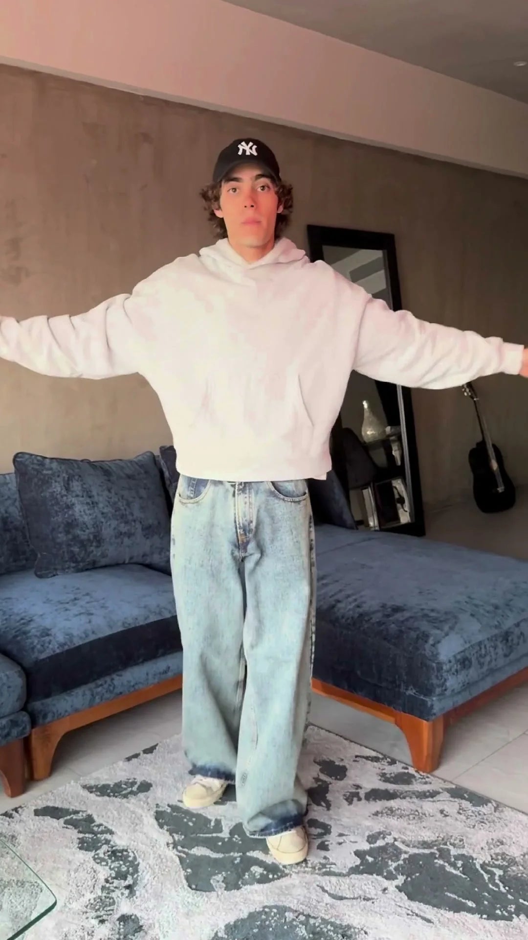 Look FATE con hoodie blanco y jeans