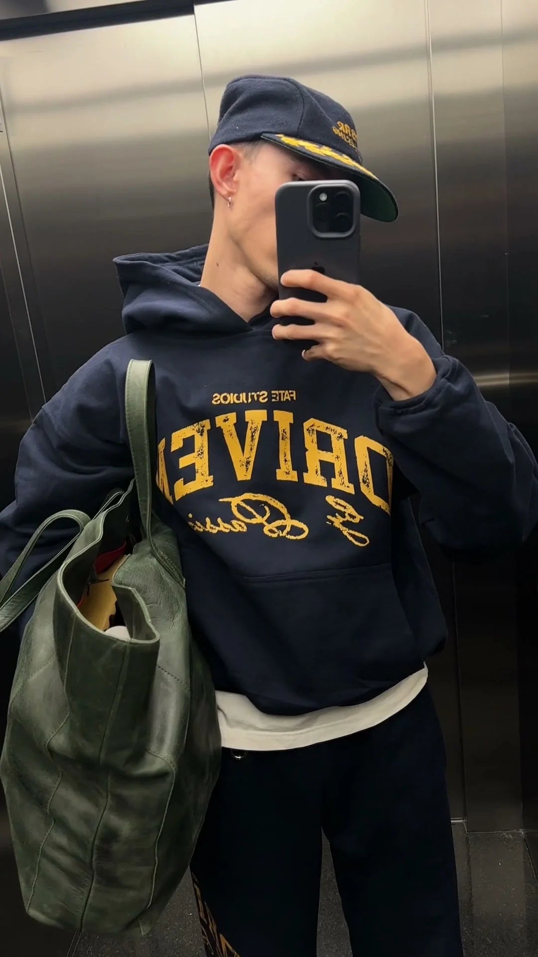 Look FATE con hoodie azul marino